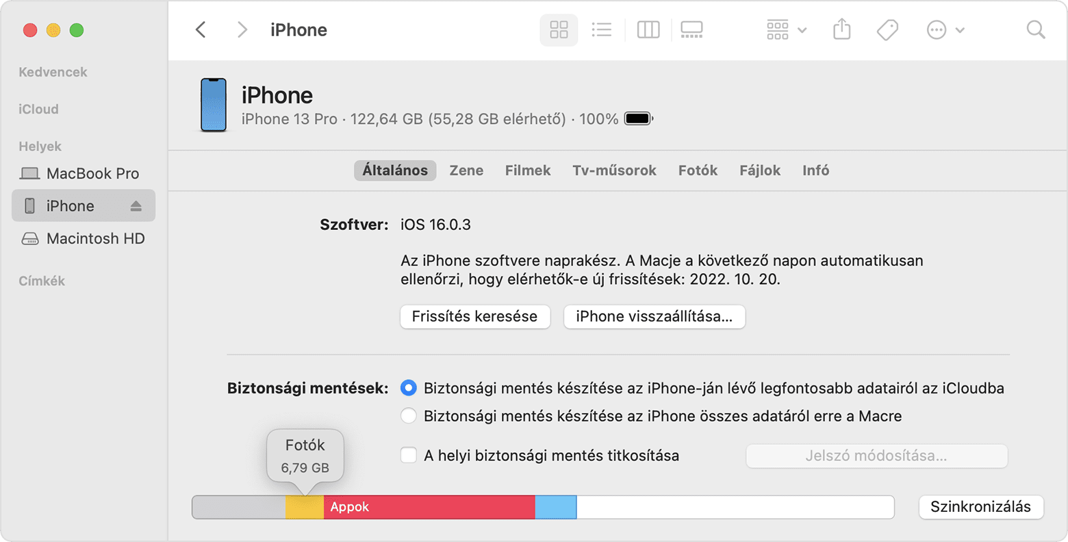 Egy Mac képernyőjén az látható, hogy a Finder segítségével hogyan ellenőrizhető az iOS-készülék tárhelye