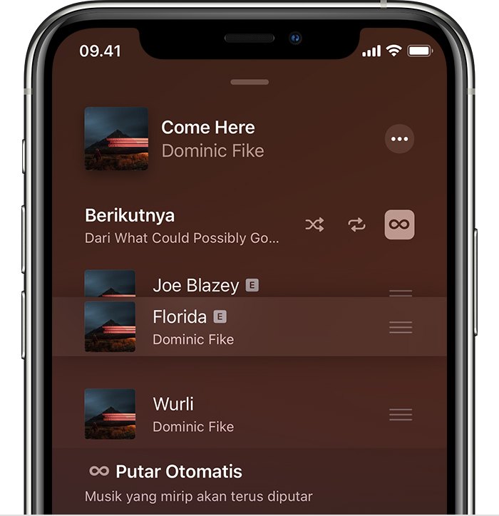 iPhone menampilkan musik yang sedang diurutkan ulang di layar Berikutnya