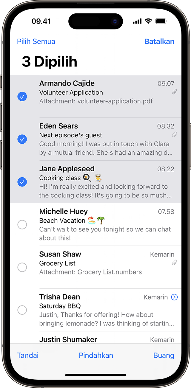 iPhone menampilkan app Mail dengan tiga pesan yang dipilih