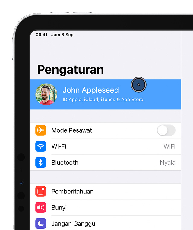 iPad di layar Pengaturan dengan penunjuk memilih akun John Appleseed.