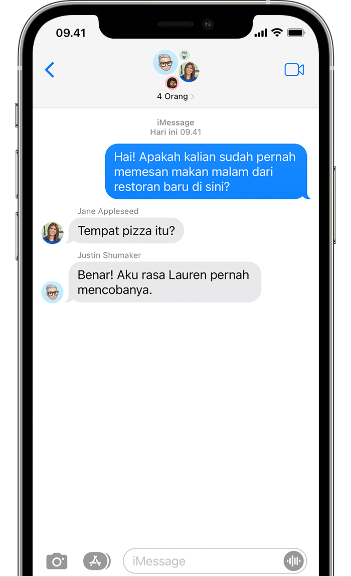 iPhone menampilkan iMessage teks grup dengan lima orang.