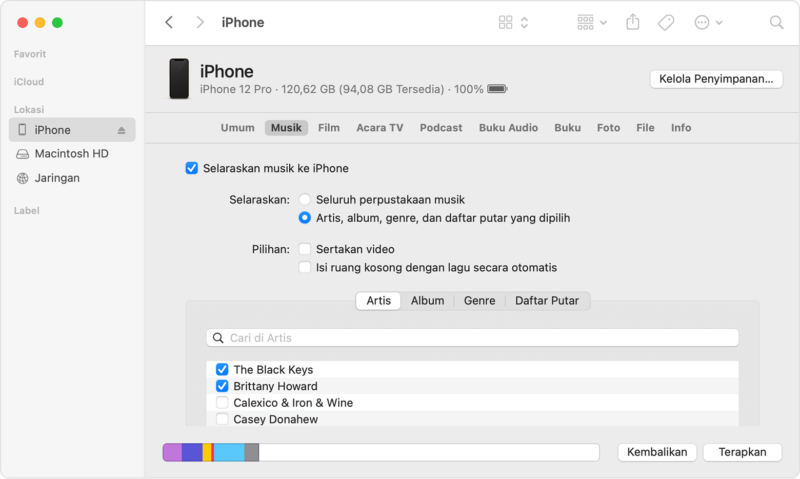 Jendela Finder menampilkan pilihan untuk menyelaraskan musik dengan iPhone yang terhubung
