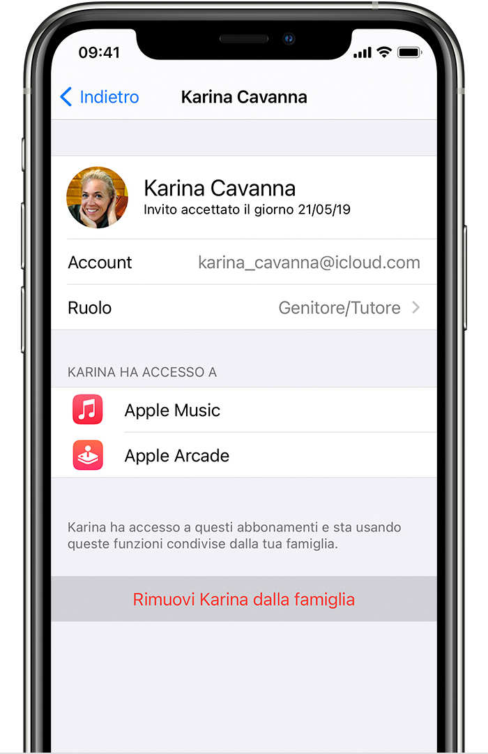 iPhone che mostra l'opzione Rimuovi Karina dalla famiglia.