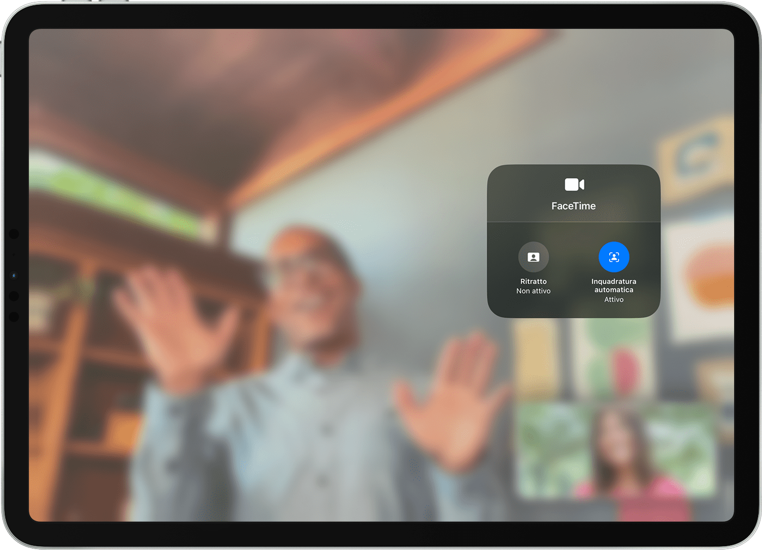 Schermo di iPad che mostra una chiamata FaceTime con le opzioni per gli effetti video visibili