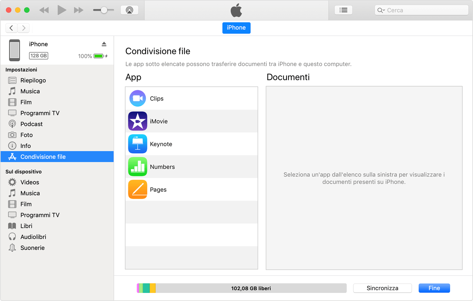 Finestra di iTunes con iPhone connesso e opzione Condivisione file selezionata nell'elenco.