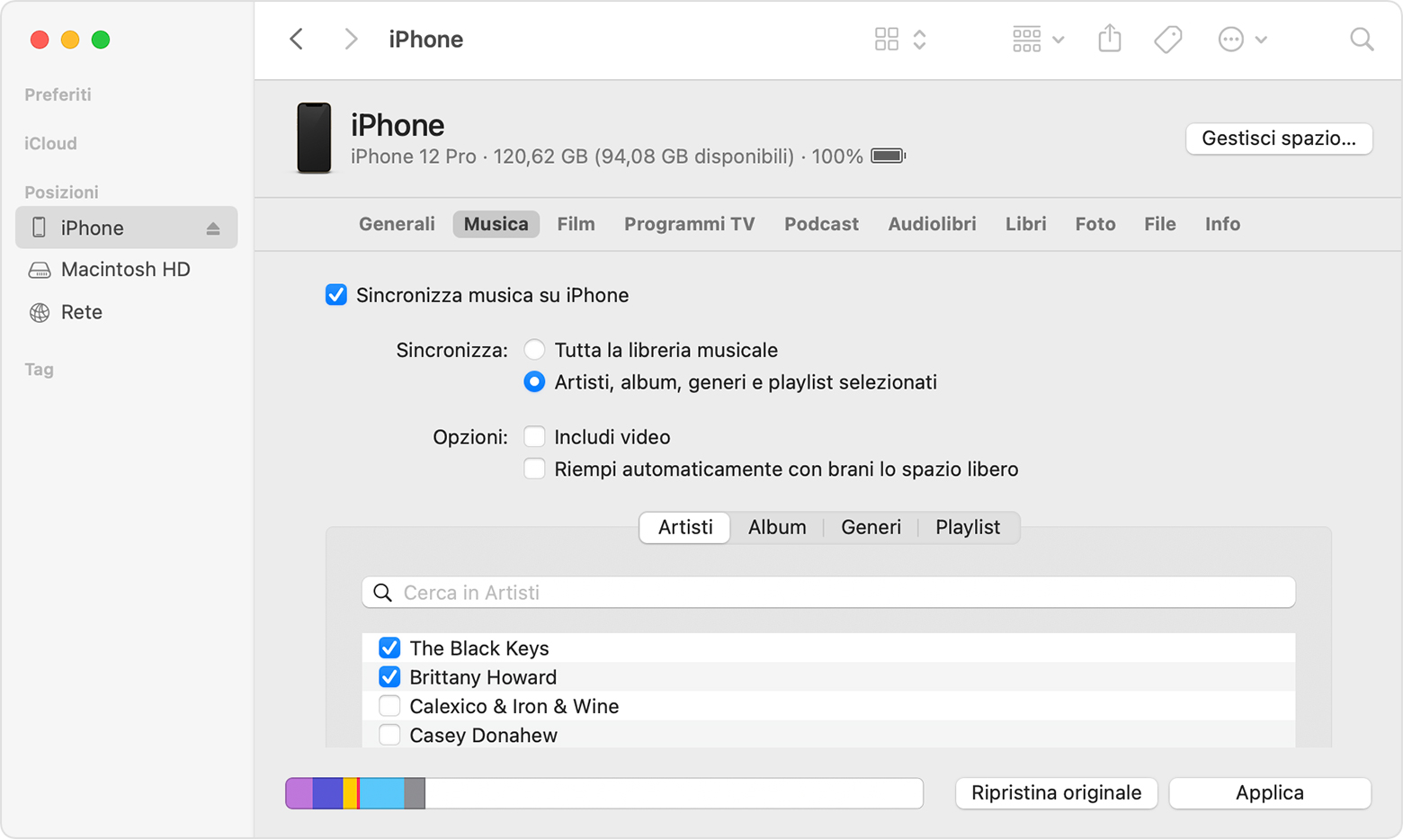 Una finestra del Finder mostra le opzioni per sincronizzare la musica con un iPhone collegato