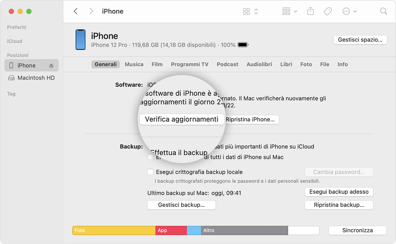 Finder su Mac che mostra l'iPhone di John nell'elenco delle posizioni ed evidenzia il pulsante Verifica aggiornamenti.