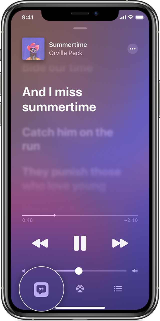 iPhone に曲の歌詞が表示され、左下に歌詞のボタンが表示されているところ