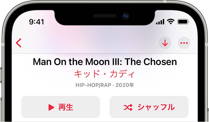 iPhone で、アルバムの上部に「シャッフル」ボタンが表示されているところ。