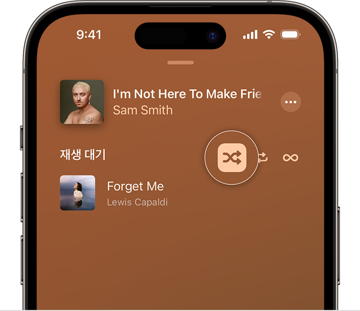 Apple Music 앱의 재생 대기 상단에 임의 재생 버튼이 표시된 iPhone