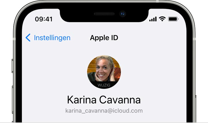 In de instellingen van iOS wordt het e-mailadres van uw Apple ID onder uw naam vermeld.