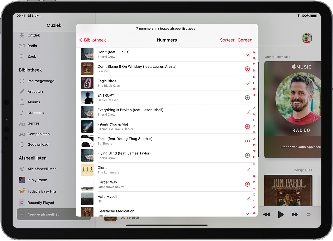 iPad met 7 nummers die aan een nieuwe afspeellijst zijn toegevoegd