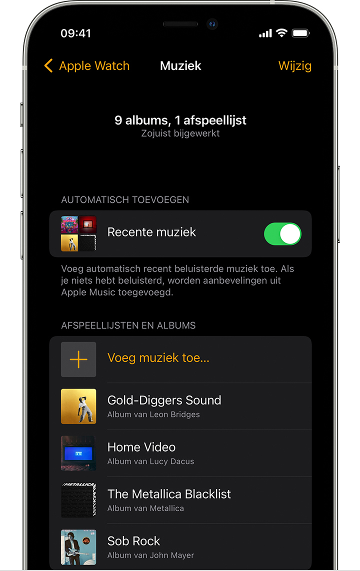 De Apple Watch-app op een iPhone met afspeellijsten en albums die u kunt toevoegen.