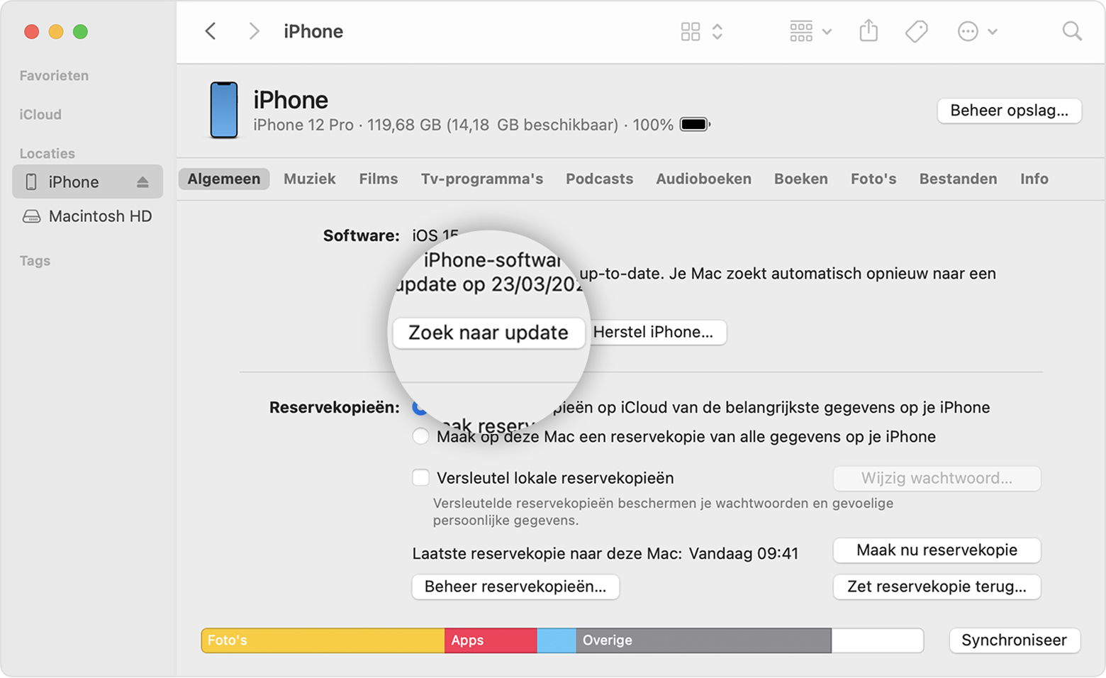 De Finder op een Mac met de iPhone van John in de lijst met locaties, met de knop 'Zoek naar update' gemarkeerd.