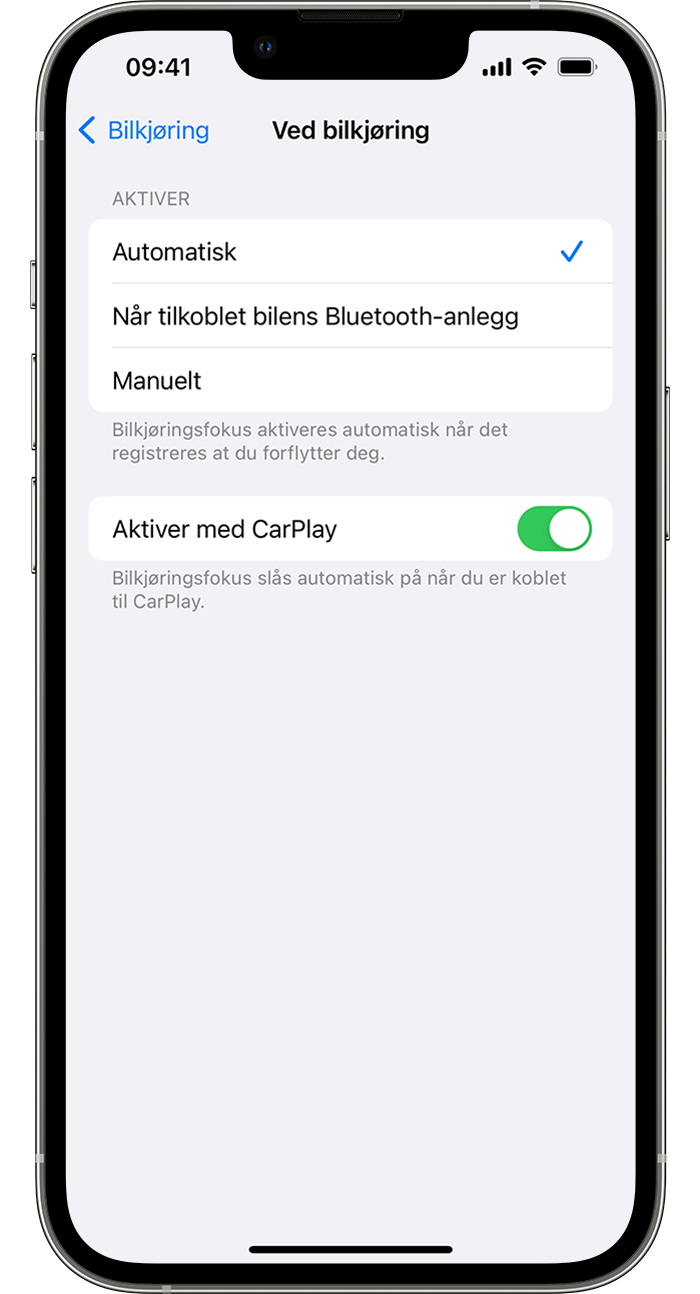 En iPhone som viser hvordan du slår på Bilkjøring automatisk