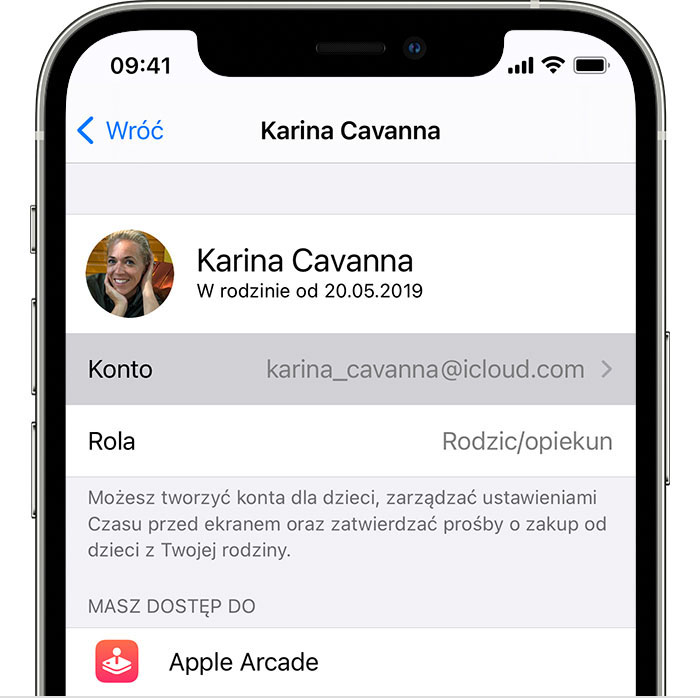 Telefon iPhone wyświetlający konto Apple ID używane do udostępniania zawartości