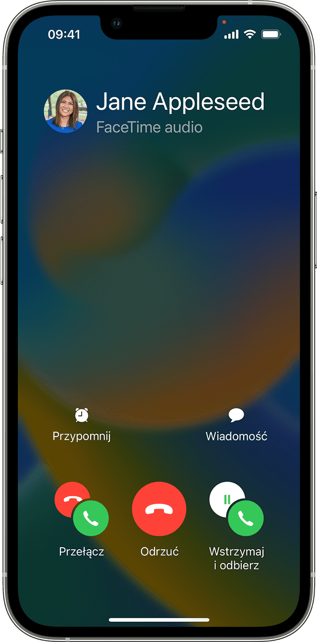 iPhone wyświetlający połączenie przychodzące podczas trwającej rozmowy, na dole ekranu znajdują się przyciski Zakończ i odbierz, Odrzuć oraz Wstrzymaj i odbierz.