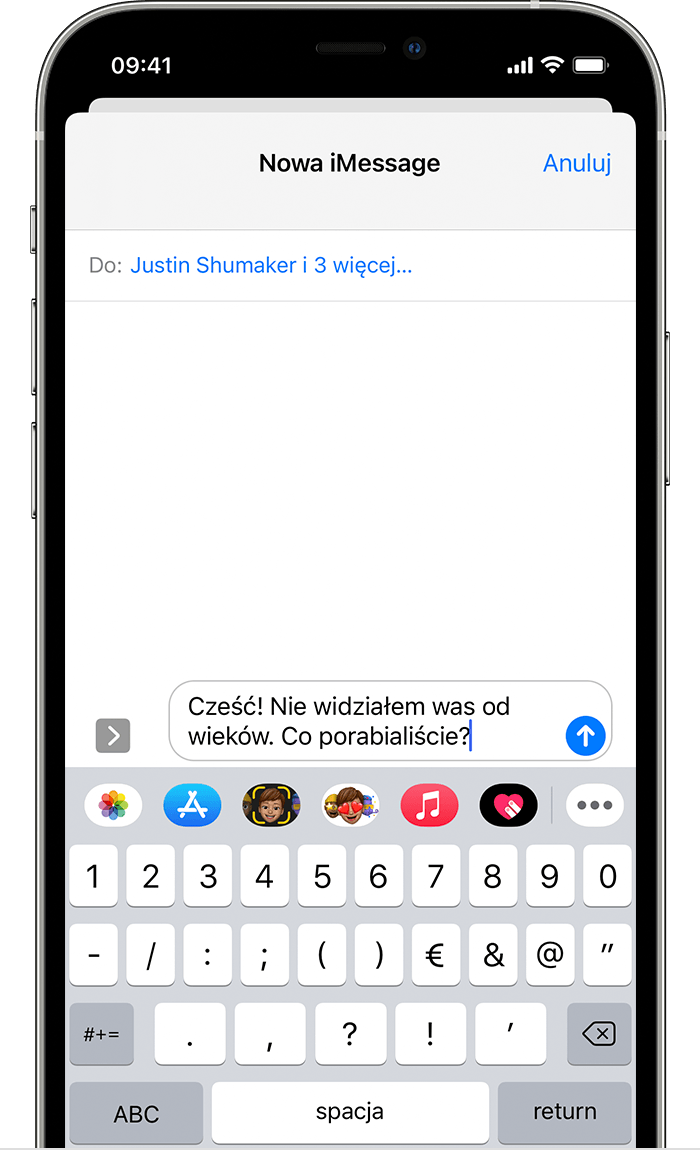 Ekran telefonu iPhone przedstawiający sposób wysyłania grupowej wiadomości tekstowej. Wiadomość jest w trakcie pisania, ale nie została jeszcze wysłana.