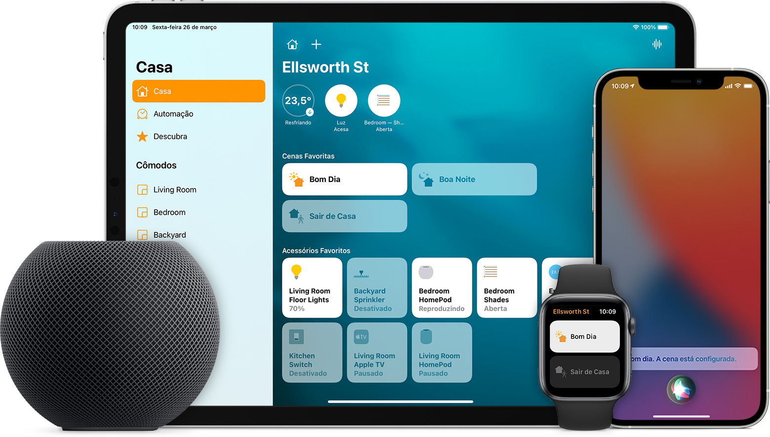 Imagem de um HomePod mini, um Apple Watch e um iPad mostrando o app Casa. 