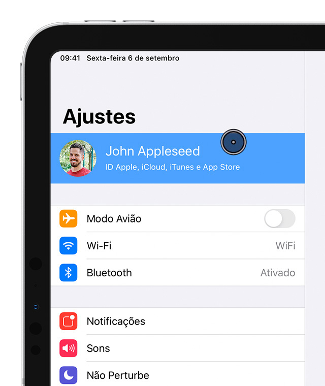 Um iPad na tela Ajustes com o cursor selecionando a conta de John Appleseed.
