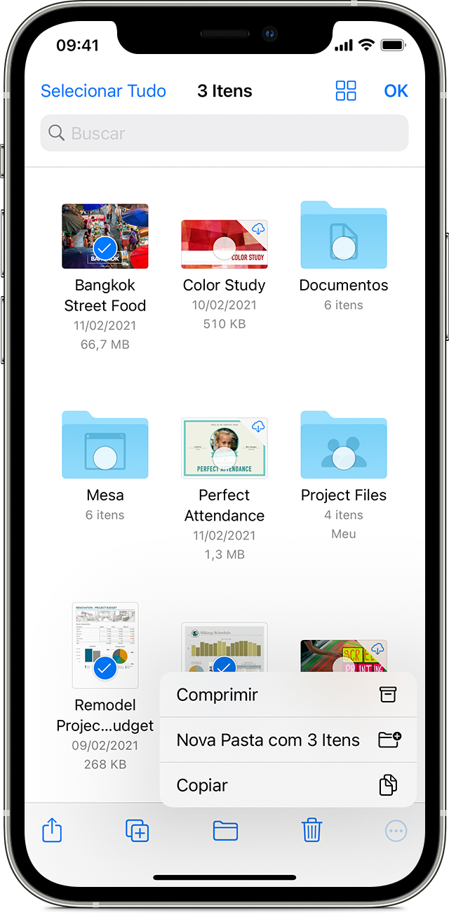 Três itens estão selecionados no app Arquivos em um iPhone 12 Pro com o botão Mais mostrando opções como Comprimir e Nova Pasta com 3 Itens no menu.