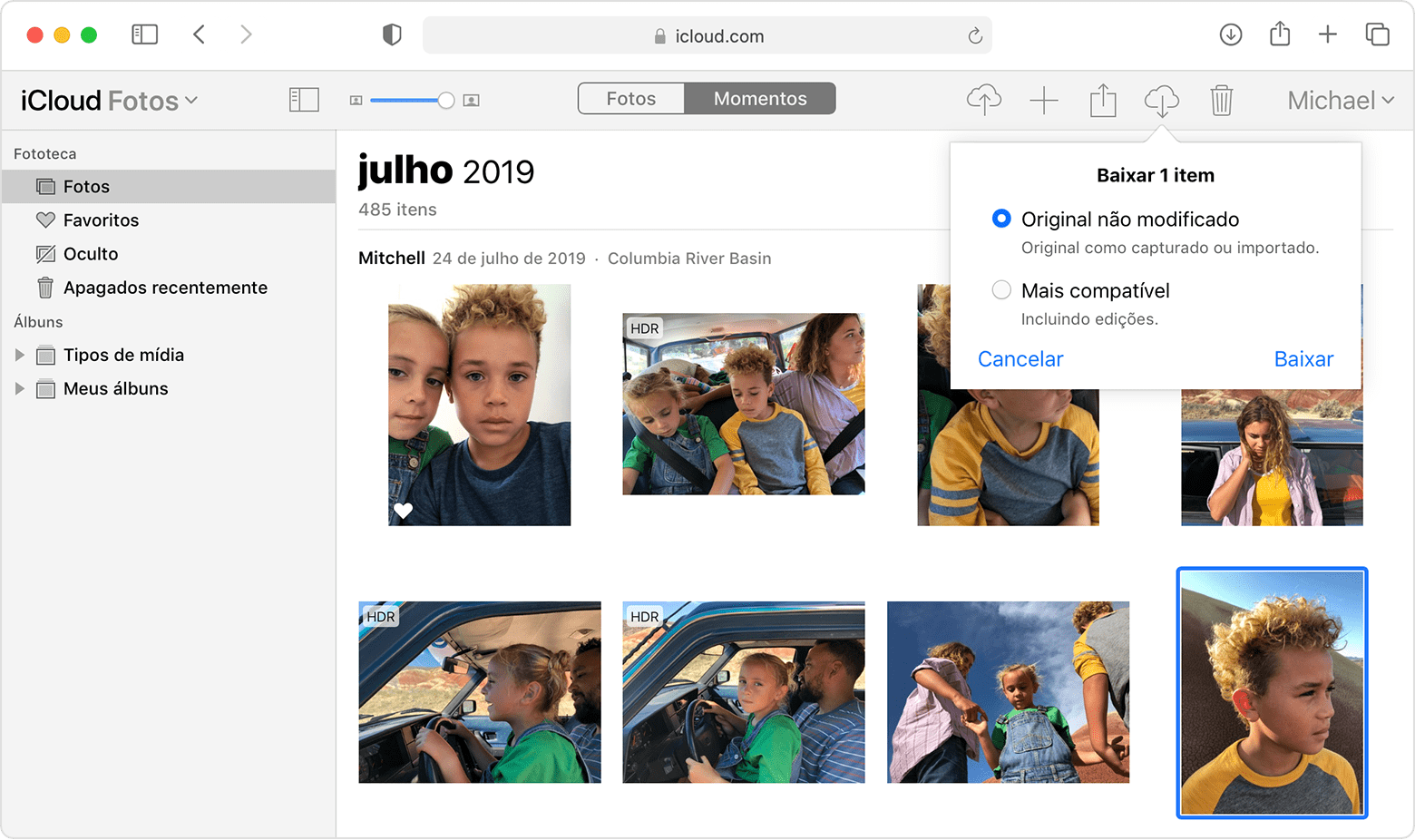 Janela do navegador Safari mostrando as opções de download do Fotos do iCloud