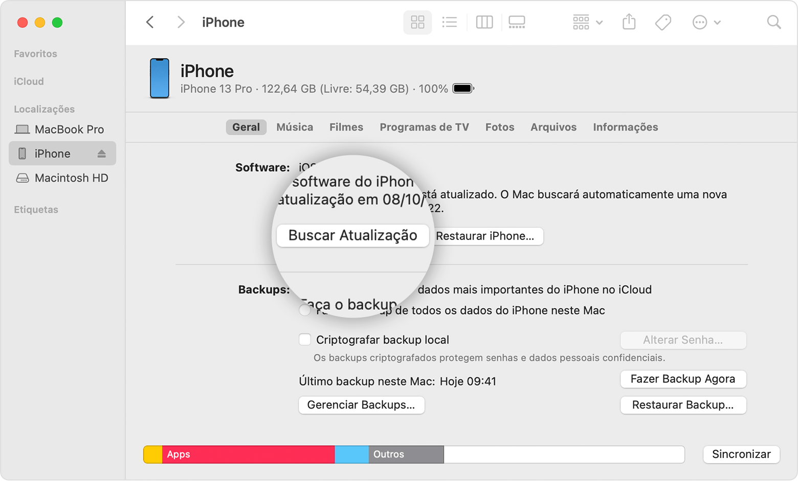 Finder no Mac mostrando o iPhone na lista de locais e destacando o botão Buscar Atualizações.