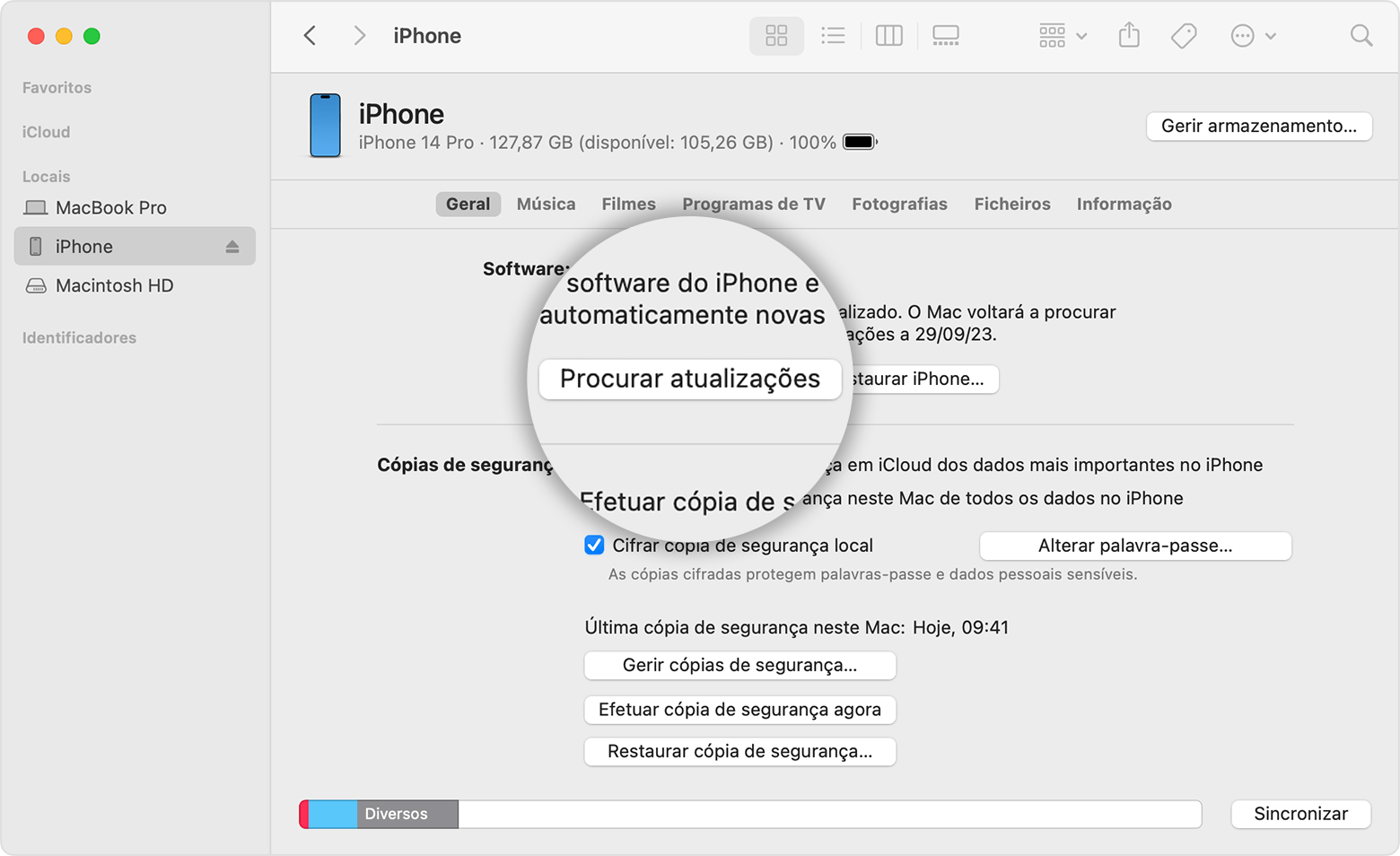 Um ecrã do Mac a mostrar como utilizar o Finder para verificar o armazenamento no dispositivo iOS