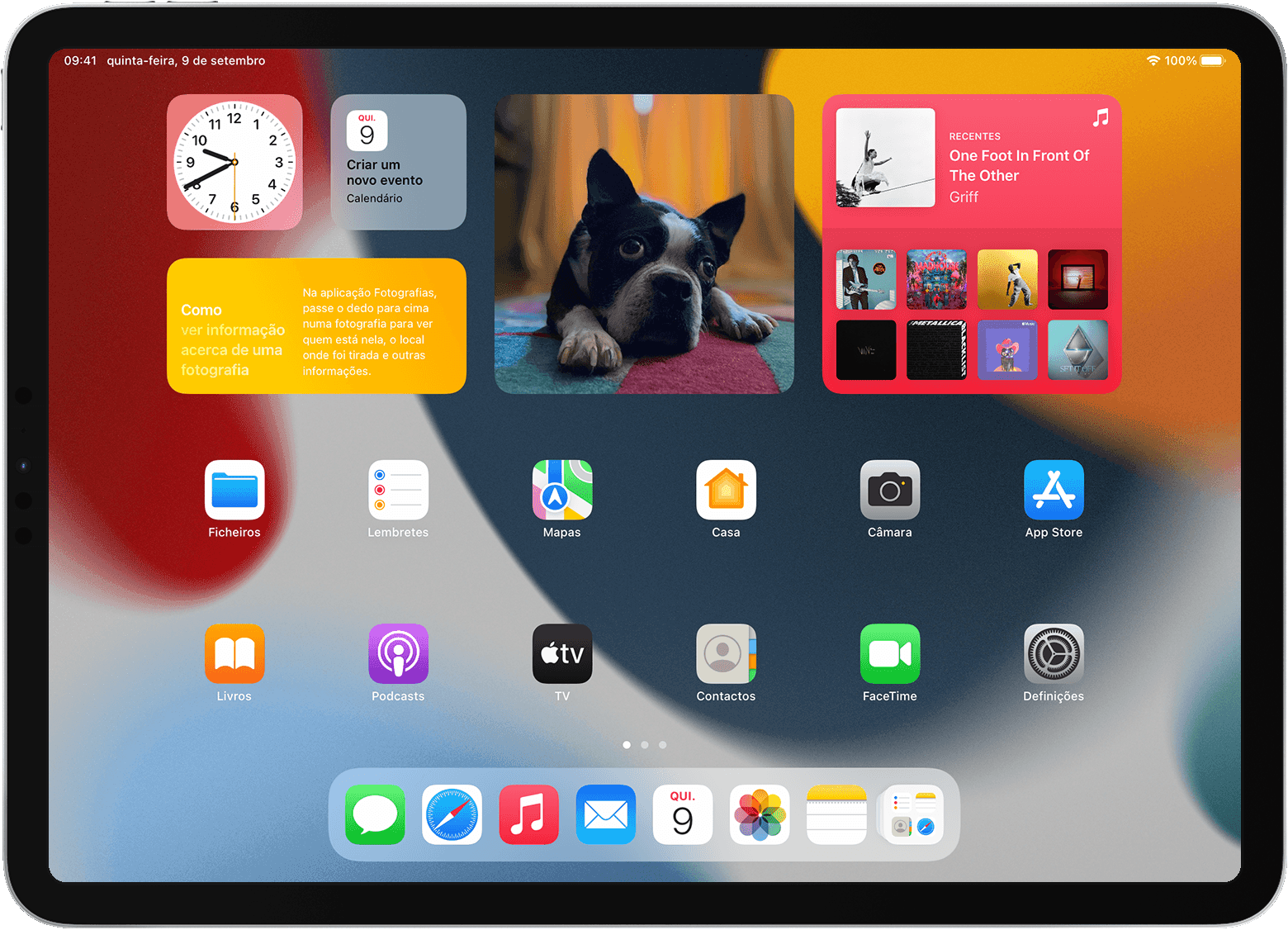 Ecrã principal do iPad a mostrar widgets e apps