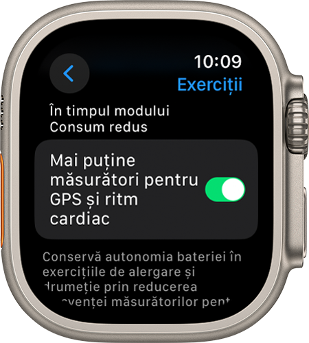 Ecranul de configurări pentru exerciții de pe Apple Watch care afișează configurarea Mai puține măsurători pentru GPS și ritm cardiac