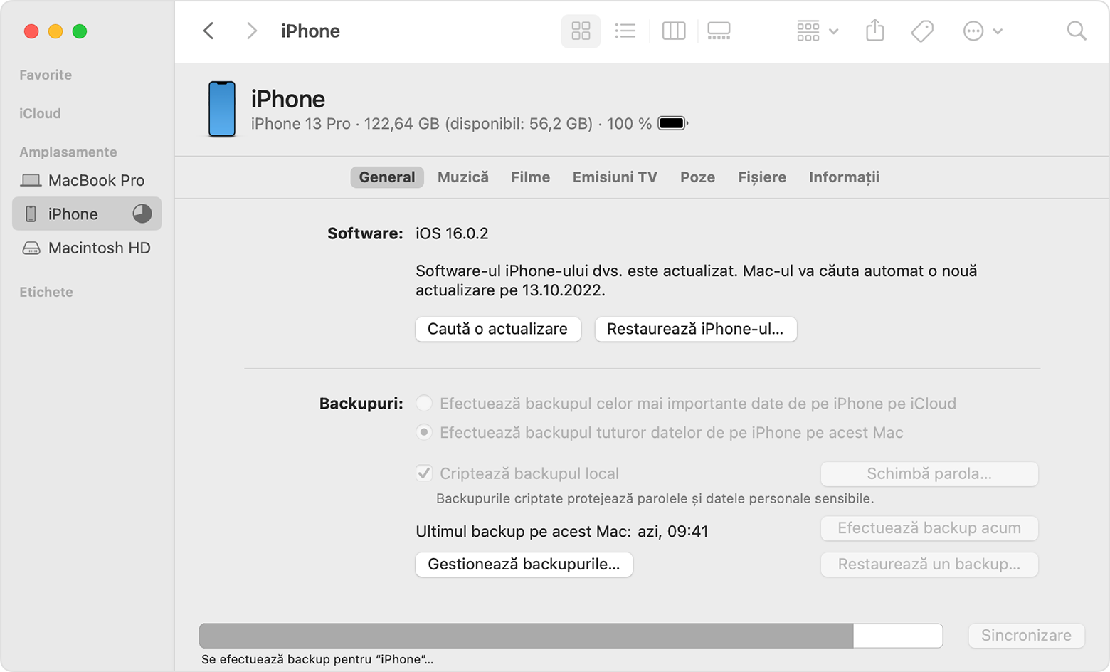 O fereastră din Finder afișând un backup de pe iPhone în desfășurare.