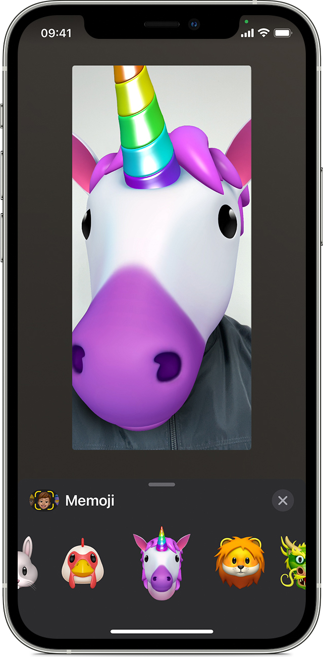 iPhone с изображением человека, использующего Memoji в виде единорога на своем лице во время вызова FaceTime.
