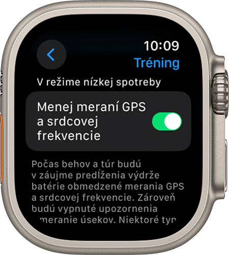 Obrazovka nastavení tréningu na hodinkách Apple Watch s nastavením Menej meraní GPS a srdcovej frekvencie