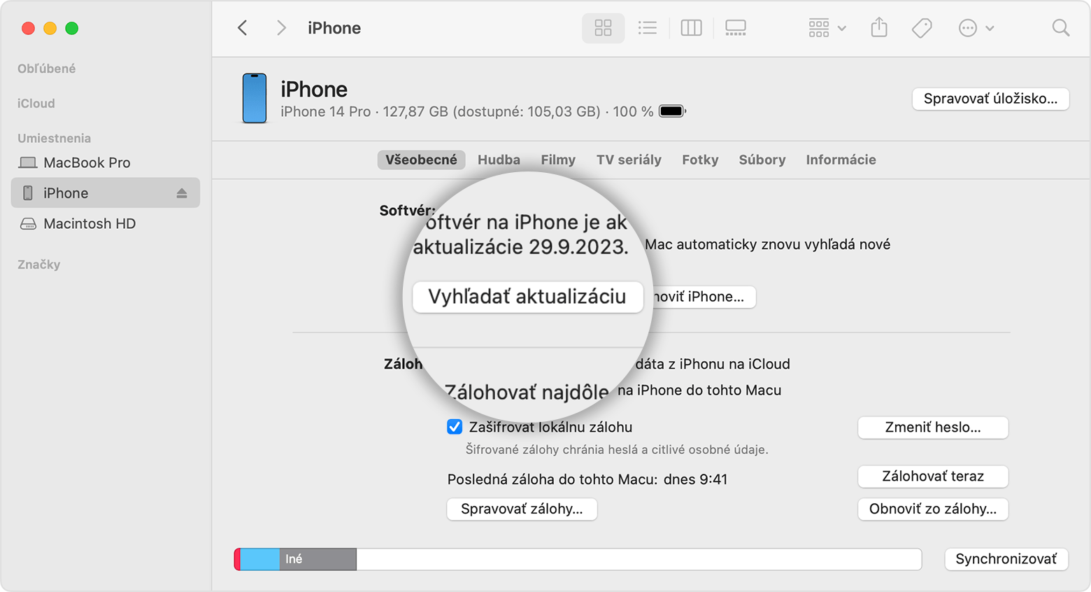Obrazovka Macu zobrazujúca možnosti kontroly úložiska zariadenia so systémom iOS vo Finderi