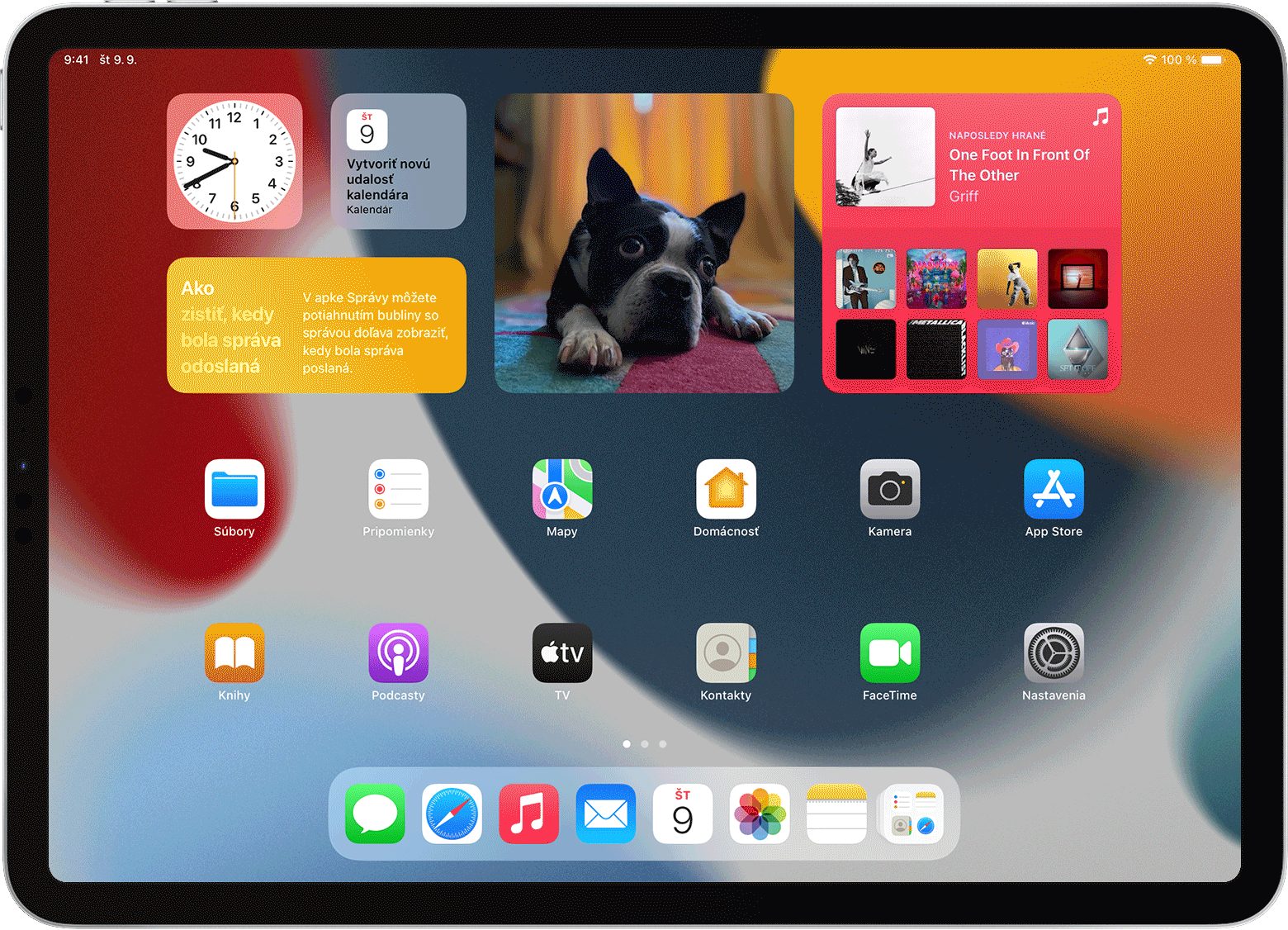 Obrazovka iPadu so zobrazeným zoskupením widgetov, v ktorom rolujú jeho widgety