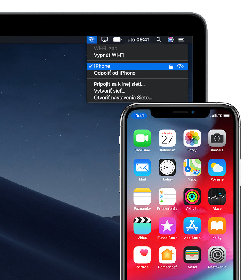 Počítač Mac so zobrazeným menu stavu Wi-Fi pripojený k funkcii Osobný hotspot na iPhone a iPhone so zobrazeným modrým stavovým riadkom, ktorý indikuje aktívne pripojenie k funkcii Osobný hotspot
