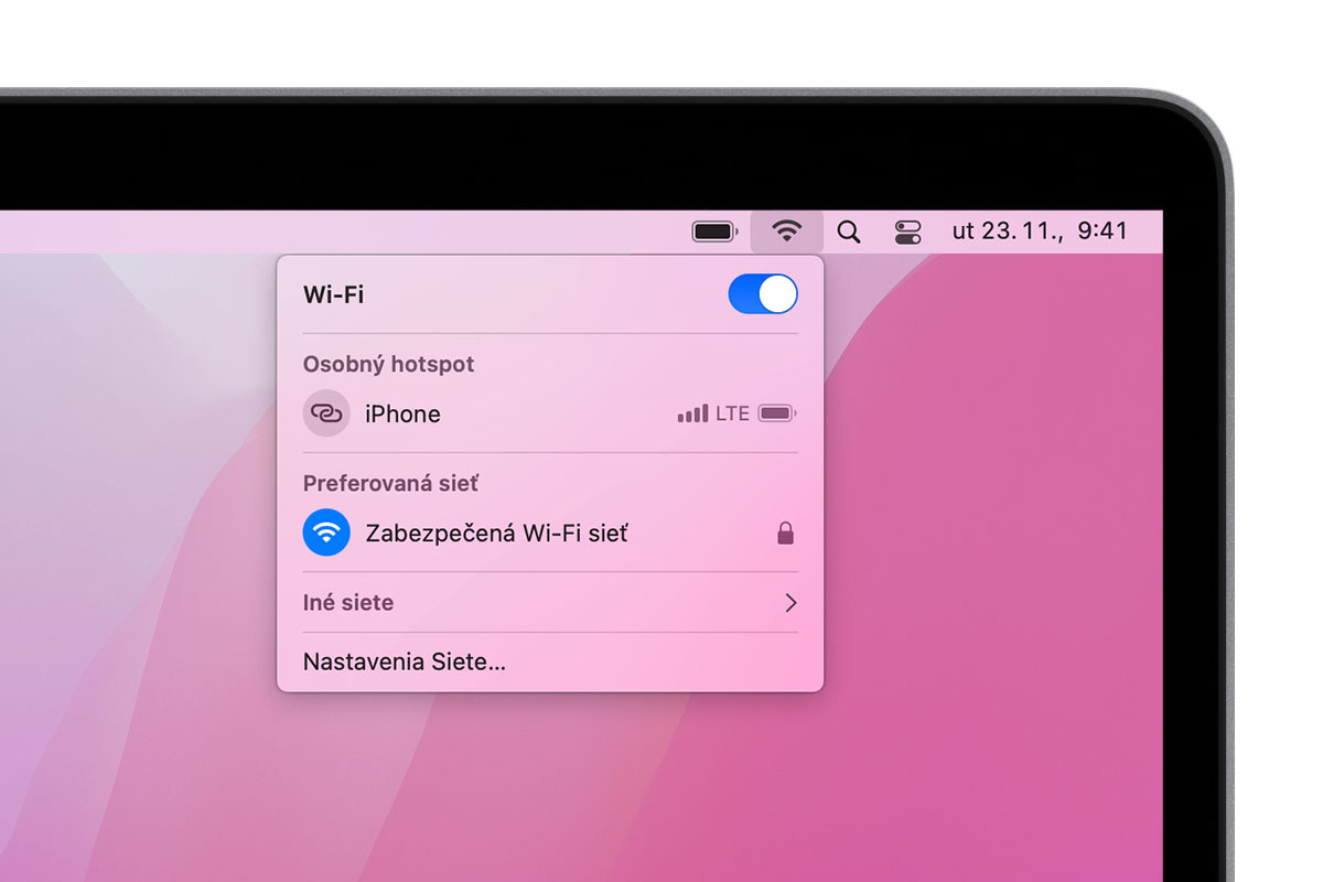 Plocha Macu so zobrazenými možnosťami lišty Wi-Fi