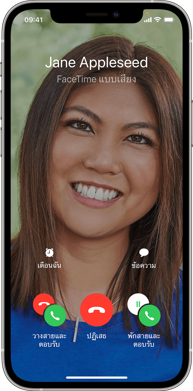 iPhone ที่แสดงสายเรียกเข้าระหว่างกำลังโทรสายอื่นอยู่ ปุ่มวางสายและตอบรับ, ปฏิเสธ และพักสายและตอบรับอยู่ที่ด้านล่างของหน้าจอ