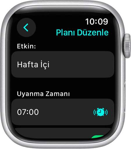 Ayrıntılı uyku planını düzenleme seçeneklerini gösteren bir Apple Watch ekranı