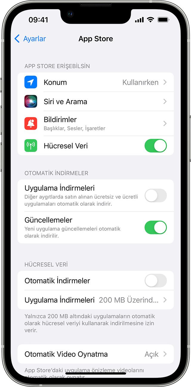 Ayarlar'da, Uygulama Güncellemeleri dahil olmak üzere App Store seçeneklerini gösteren iPhone.