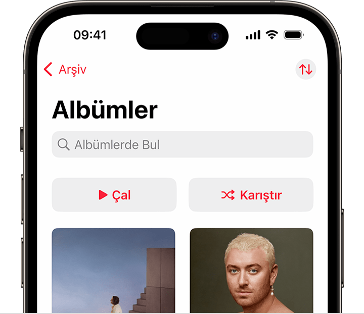 Müzik uygulamasının Arşiv sekmesindeki Albümler'in üst kısmında Karıştır düğmesini gösteren iPhone