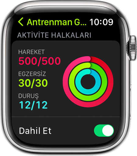 Koşu sırasında Aktivite Halkası ilerlemesini gösteren bir Apple Watch