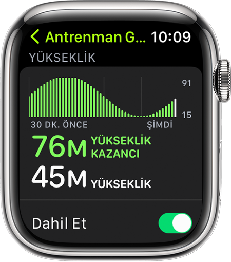 Koşu sırasında Yükseklik ölçüsünü gösteren bir Apple Watch