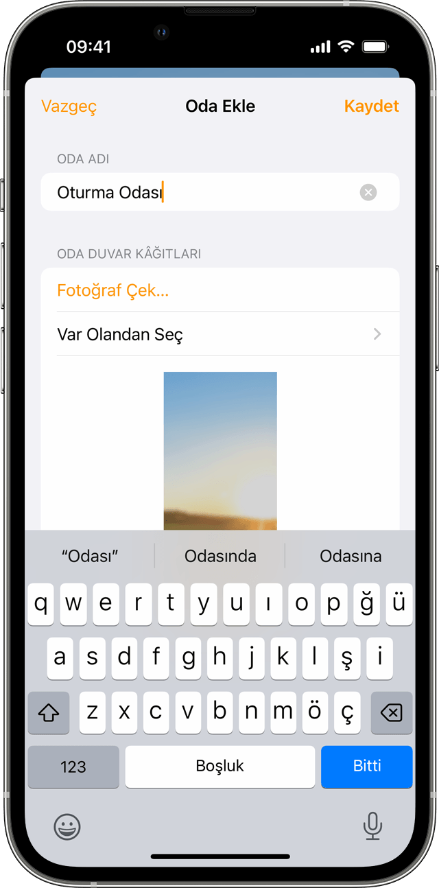 iOS'te, Oturma Odası'ndaki Ortamlar'ı ve Aksesuarlar'ı gösteren Ev uygulaması. 