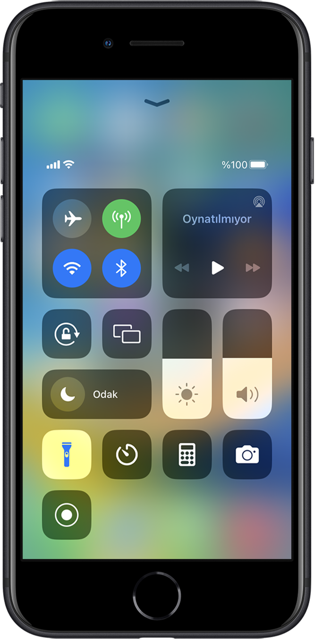 Ana Ekran düğmesi bulunan bir iPhone'da el fenerini kapatmak üzere Denetim Merkezi'ni kullanmak için ekranı aşağıdan yukarıya doğru kaydırma