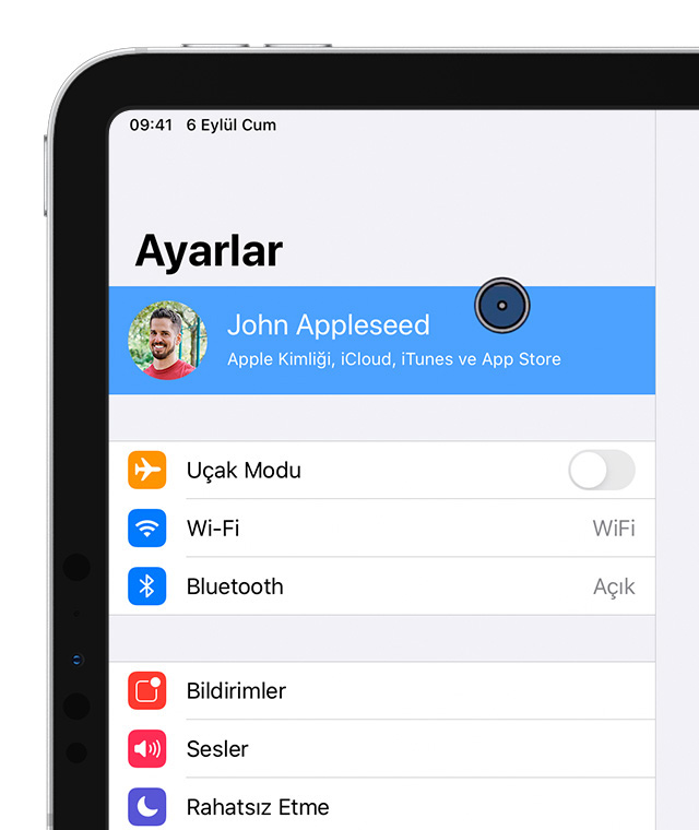 İmlecin John Appleseed'in hesabını seçtiği Ayarlar ekranı gösterilen bir iPad.