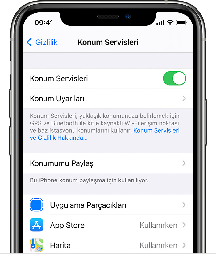 Konum Uyarıları ve uygulamaya özel ayarlar dahil olmak üzere Konum Servisleri'ndeki seçenekleri gösteren iPhone