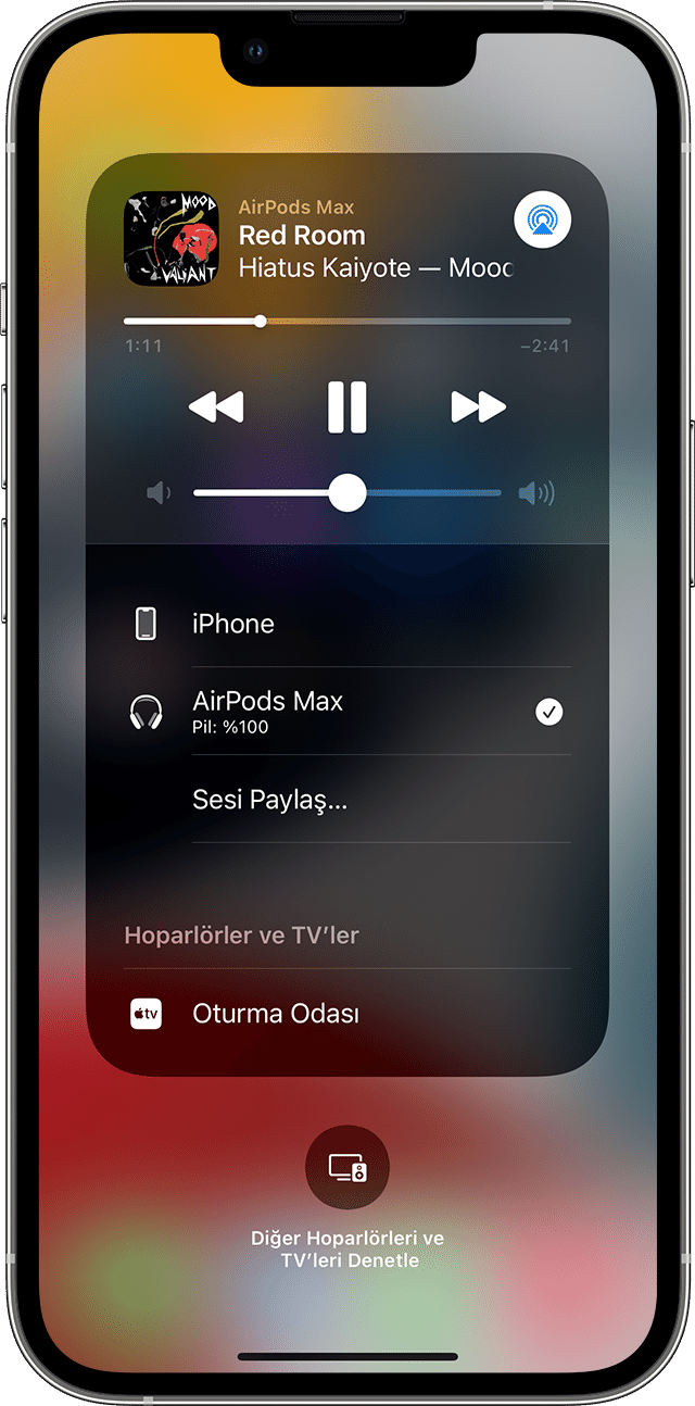 AirPods Max'te Şu An Çalınan müziği gösteren iPhone Denetim Merkezi