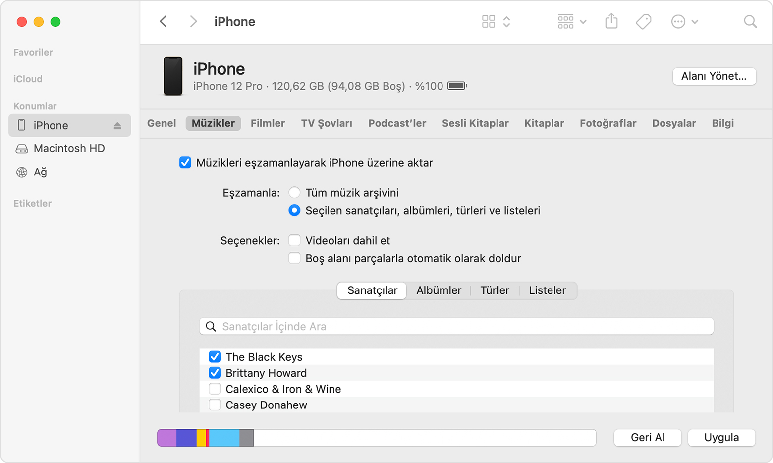 Finder penceresinde, bağlı iPhone ile müzik eşzamanlama seçenekleri gösteriliyor.