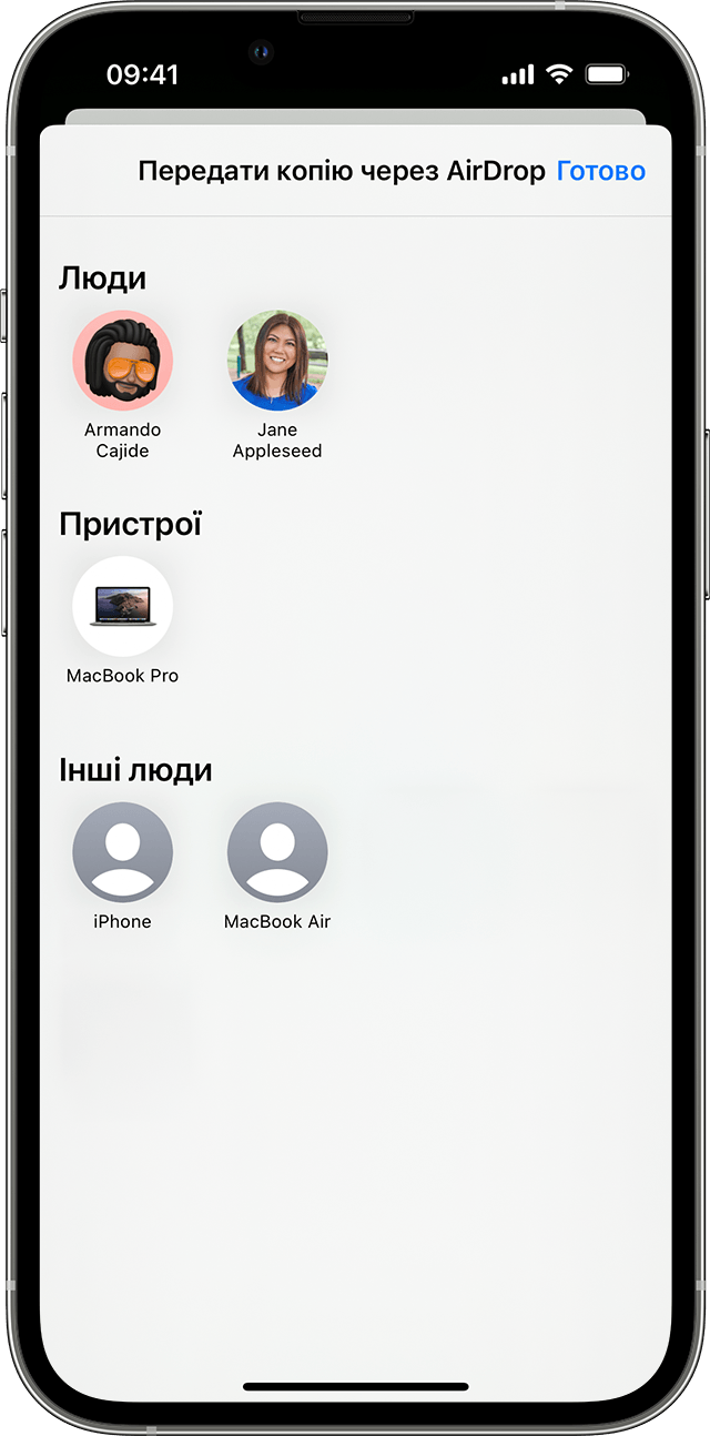 Екран iPhone з меню, у якому вибирають контакт або пристрій для спільного використання за допомогою AirDrop.